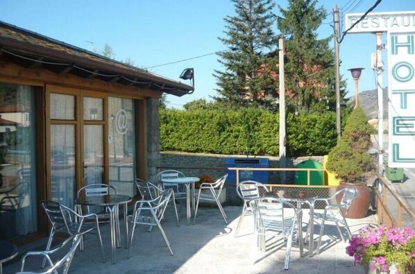 Outdoor dining - HOTEL BON REPOS (Bellver de Cerdanya)