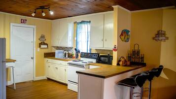 Coffee/tea maker, fridge, oven, stovetop