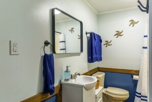 Toallas, jabón, shampoo, papel de baño 