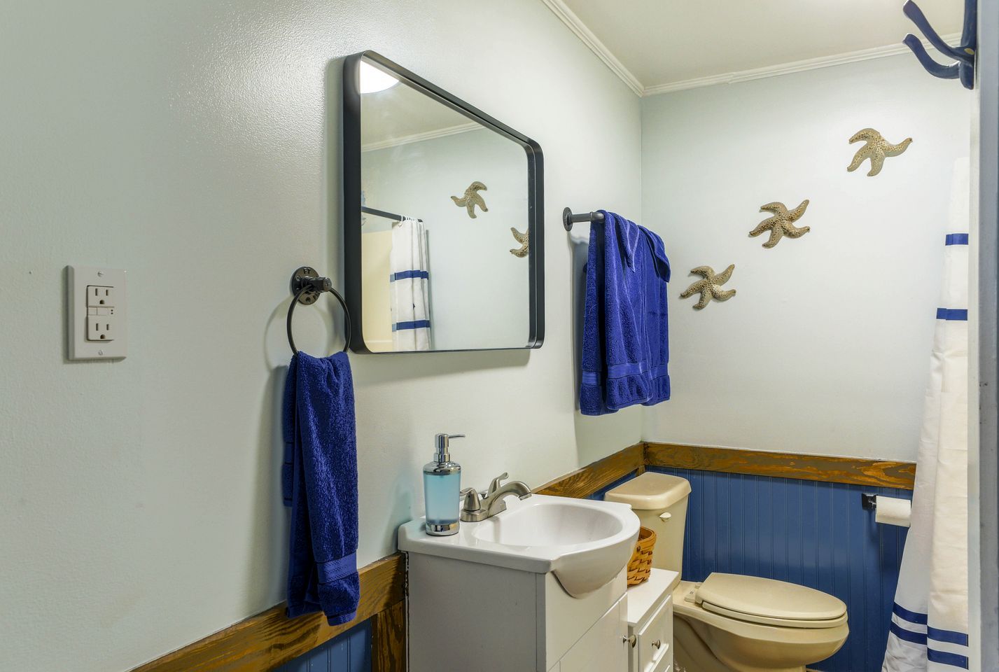 Toallas, jabón, shampoo, papel de baño 