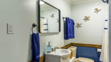 Serviettes fournies, savon, shampoing, papier toilette