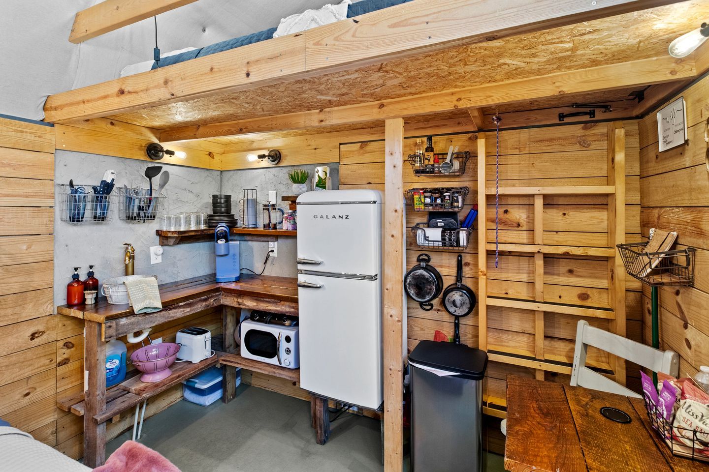 Cafetera y tetera, refrigerador y utensilios de cocina 
