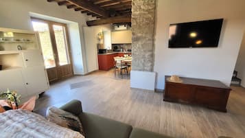Smart TV, fireplace
