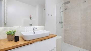 Dusche, Haartrockner, Handtücher, Shampoo