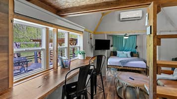 1 bedroom, bed sheets