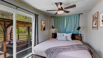 1 bedroom, bed sheets