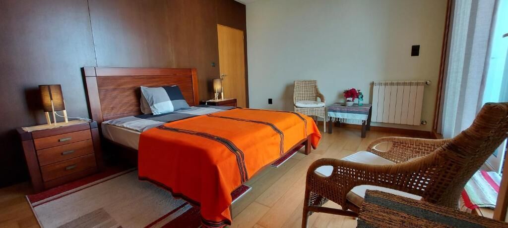 Cortinas blackout, insonorización y tabla de planchar con plancha 
