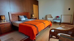 Verdunkelungsvorhänge, schallisolierte Zimmer, Bügeleisen/Bügelbrett
