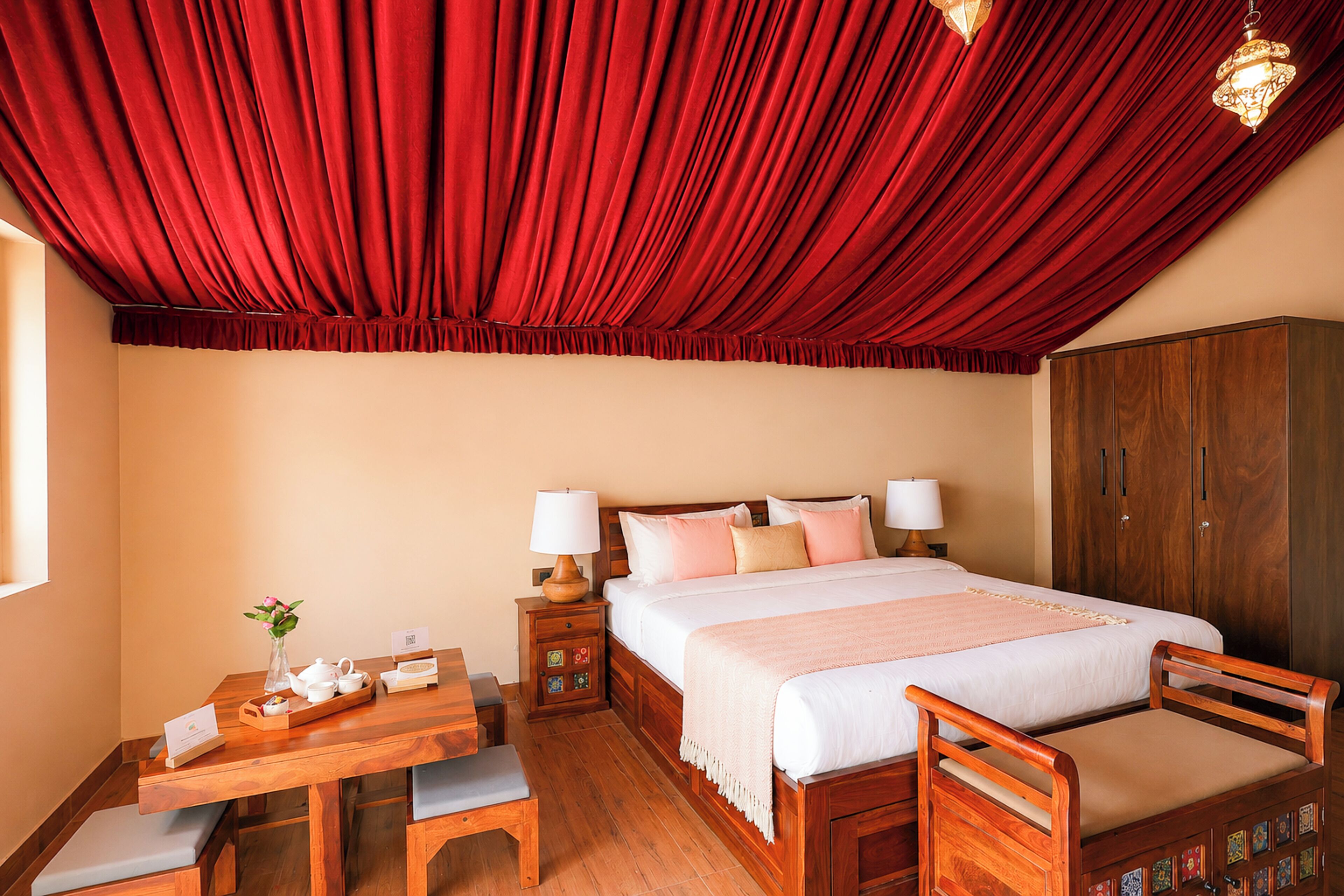 Una habitación de hotel con una cama grande, muebles de madera, un escritorio con un florero y un armario.