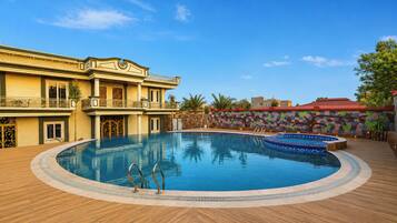 Una piscina al aire libre