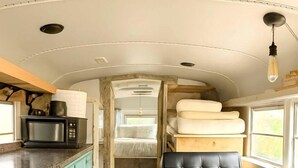 1 habitación, cuna de viaje y ropa de cama 