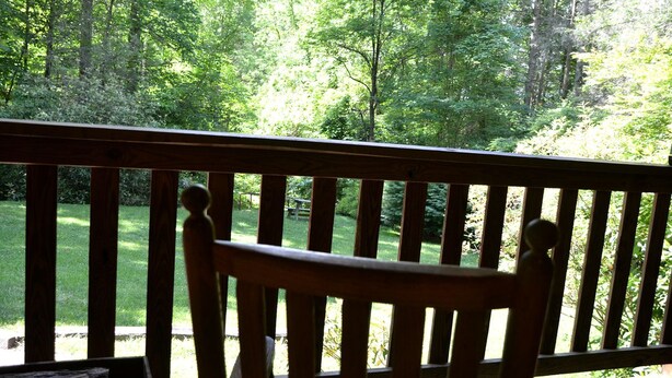 Property grounds - Rustic Family-Friendly Log Cabin in the Smoky Mountains, North Carolina (Cherokee)