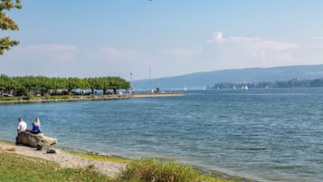 Une vue sur le lac, avec un quai, des bateaux et un ciel dégagé.