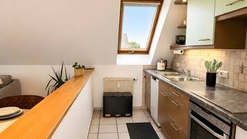 Kühlschrank, Ofen, Herdplatte, Wasserkocher