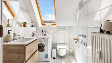 Dusche, Haartrockner, Handtücher