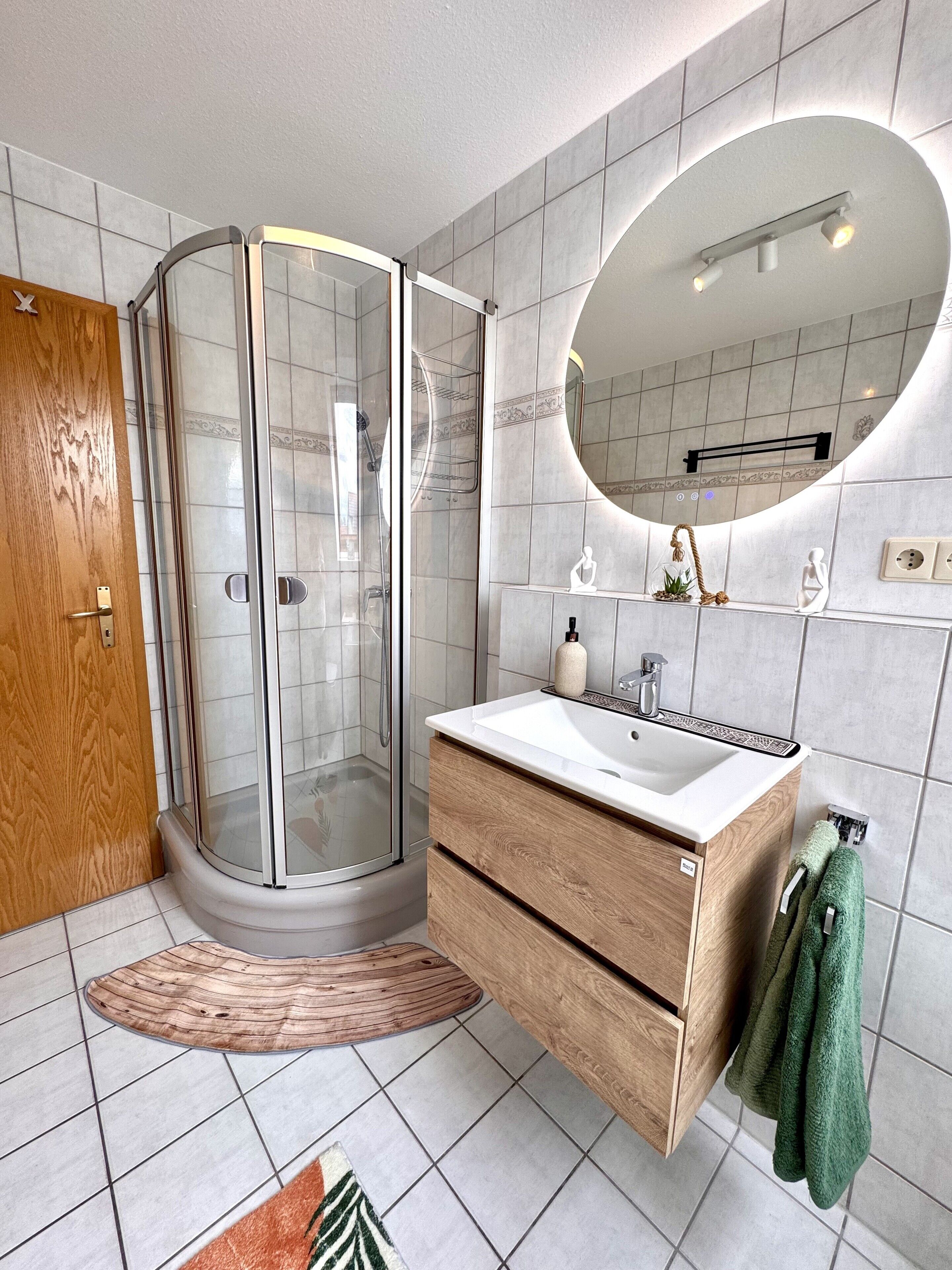 Dusche, Haartrockner, Handtücher