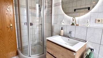 Dusche, Haartrockner, Handtücher