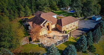Modern Villa with Sauna, Pool & Panoramic Views in Bushkill, Pennsylvania