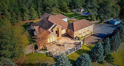 Modern Villa with Sauna, Pool & Panoramic Views in Bushkill, Pennsylvania