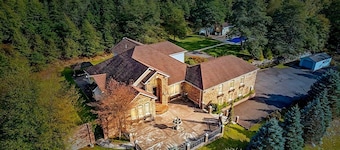 Modern Villa with Sauna, Pool & Panoramic Views in Bushkill, Pennsylvania