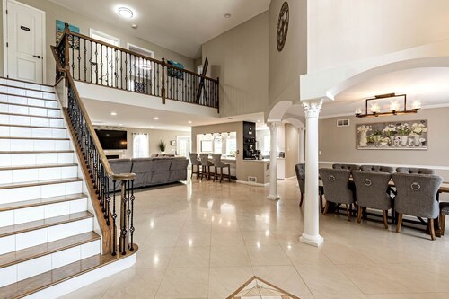Modern Villa with Sauna, Pool & Panoramic Views in Bushkill, Pennsylvania
