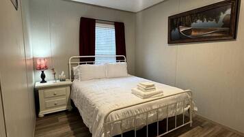 2 bedrooms, iron/ironing board, WiFi, bed sheets