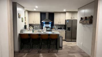 Coffee/tea maker, fridge, microwave, oven