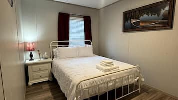 2 bedrooms, iron/ironing board, WiFi, bed sheets