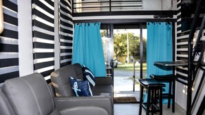 Una sala de estar moderna con un sofá, una mesita y una silla.