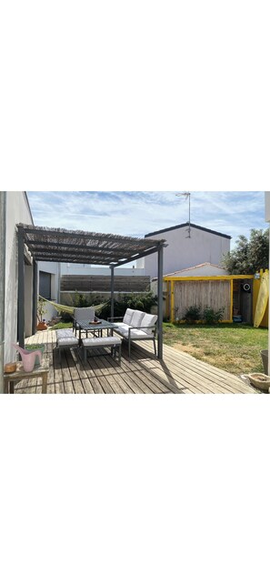 Outdoor dining - Family home with feet in the sand Pets welcome :) (Les Sables-d'Olonne)