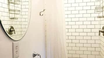 Sèche-cheveux, serviettes fournies, savon, shampoing