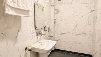 Toallas, jabón, shampoo, papel higiénico