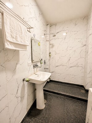Deluxe tweepersoonskamer | Badkamer | Handdoeken, zeep, shampoo, toiletpapier