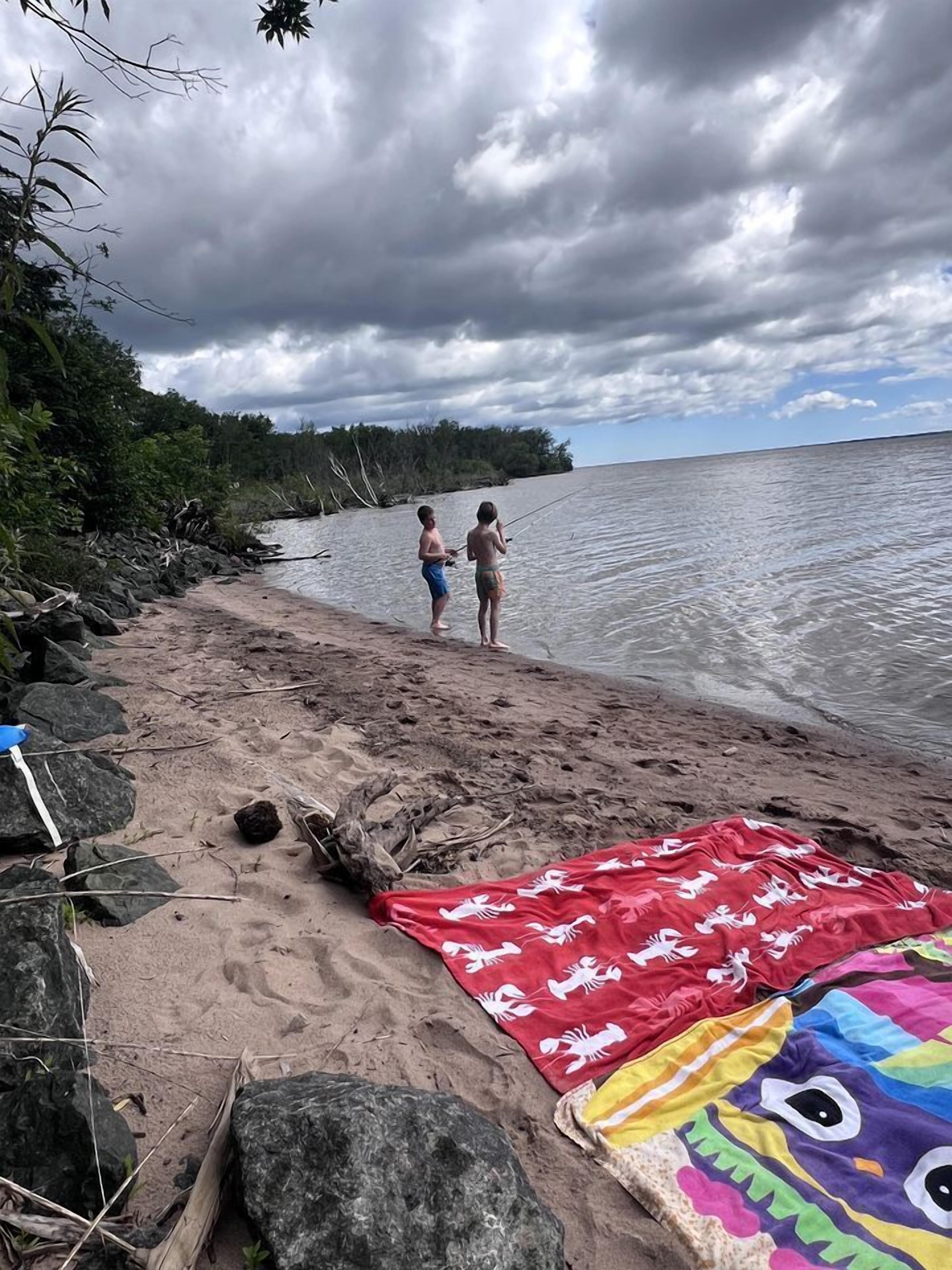 Playa en los alrededores, kayaks y pesca 