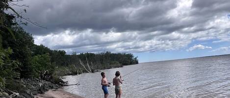 Playa en los alrededores, kayaks y pesca