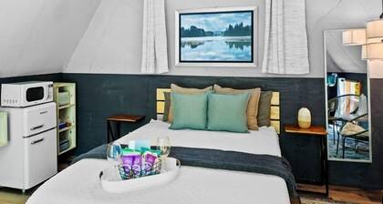 Cozy A-Frame Retreat with Creekside Hammock Getaway in Newport, Tennessee