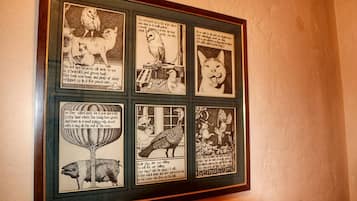 Une collection d’illustrations en noir et blanc, encadrées et accompagnées de textes, représentant divers animaux et scènes.