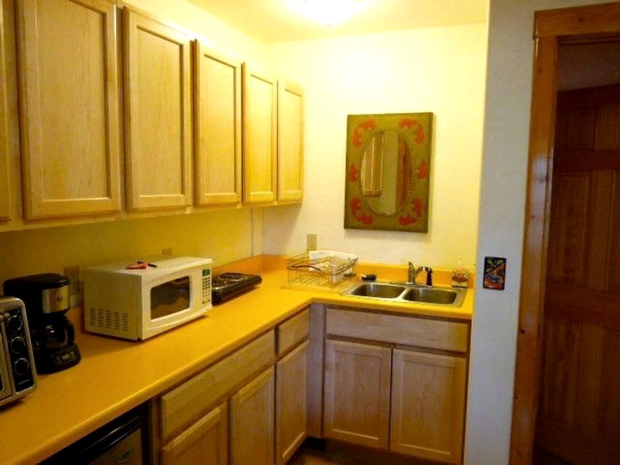 Coffee/tea maker, microwave, dishwasher, toaster