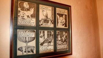 Una colección enmarcadas de ilustraciones blanco y negro con texto, que presenta varios animales y escenas.