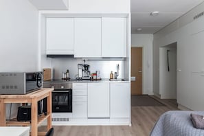 Estudio superior, vistas a la ciudad | Cocina privada | Cafetera o tetera y hervidor eléctrico