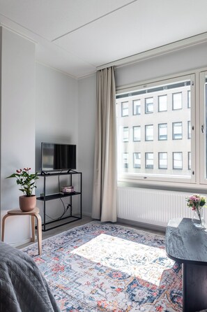 Estudio superior, vistas a la ciudad | Cortinas opacas, tabla de planchar con plancha, wifi gratis