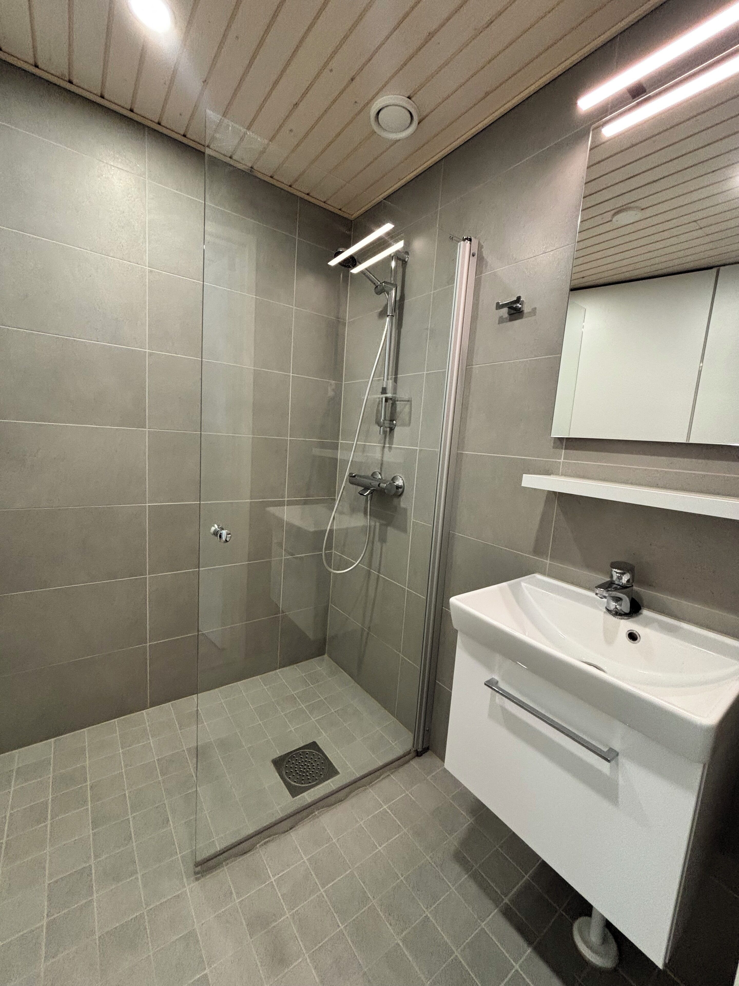 Superior-studio, kaupunkinäköala | Kylpyhuone | Suihku, ilmaiset hygieniatuotteet, hiustenkuivaaja, pyyhkeet