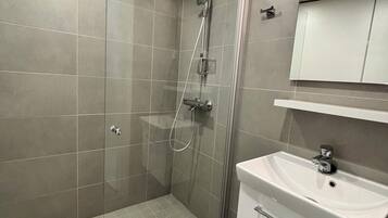 Superior-studio, kaupunkinäköala | Kylpyhuone | Suihku, ilmaiset hygieniatuotteet, hiustenkuivaaja, pyyhkeet