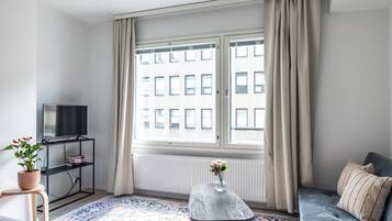 Superior-studiolejlighed - byudsigt | Opholdsområde | 42-centimeters fladskærms-tv med kabelkanaler