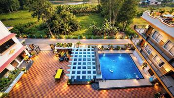 Chambre Double Confort, balcon, vue mer | Piscine | Piscine extérieure