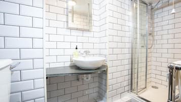 Standard Double Room, Garden View | Bathroom