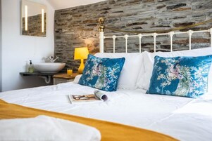 Deluxe Double Room | Iron/ironing board, free WiFi