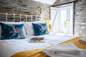 Deluxe Double Room | Iron/ironing board, cribs/infant beds, free WiFi