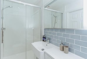 Family Suite | Bathroom - The Olde Malthouse Inn (Tintagel)