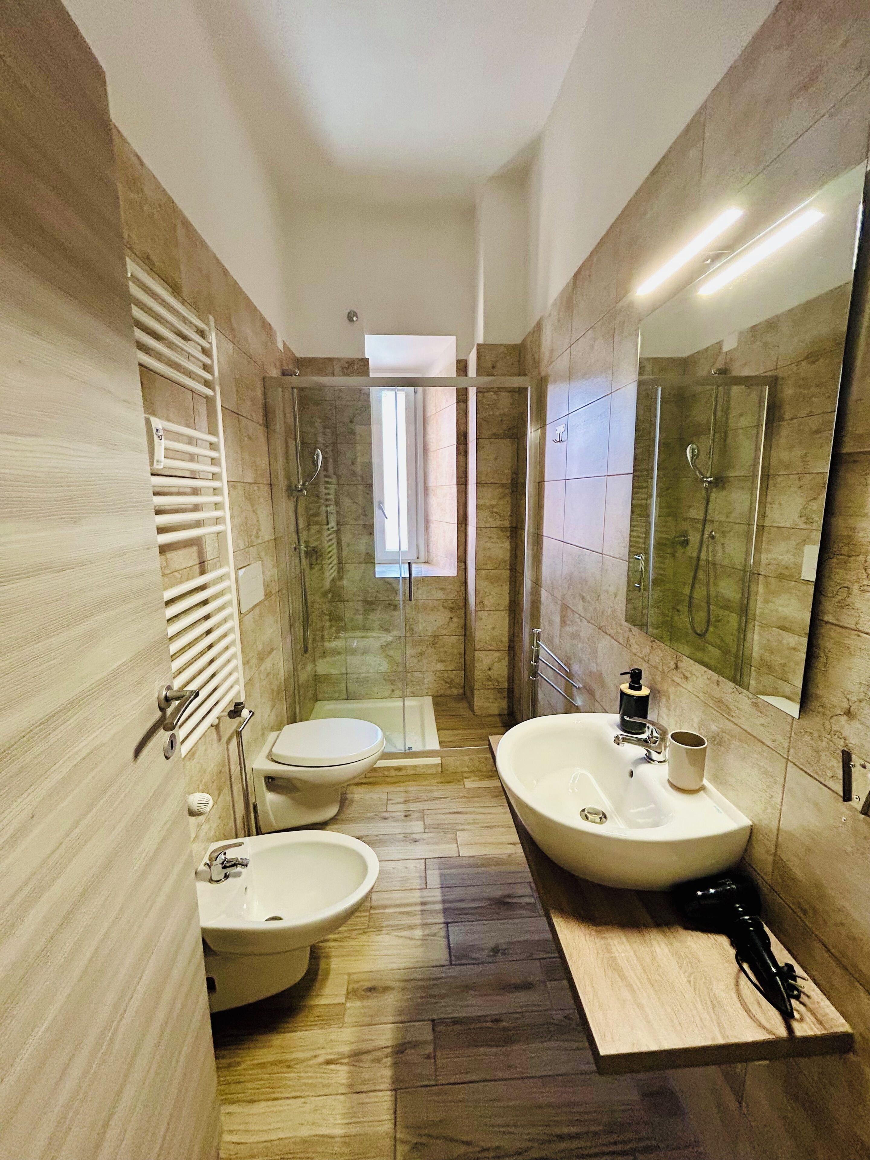 Klassieke kamer, 1 twee- of 2 eenpersoonsbedden | Badkamer | Een douche, een haardroger, handdoeken, zeep